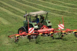 Read more about the article Przetrząsacze i zgrabiarki: jakie części warto mieć na stanie